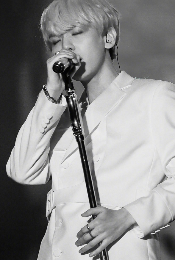 SM家族演唱会,两位男、女爱豆同一天生日,SM出