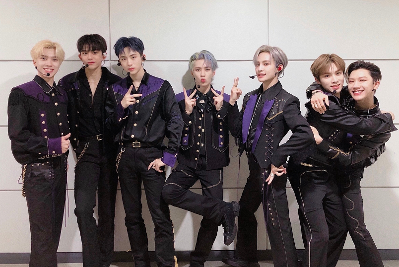 SM家族演唱会,两位男、女爱豆同一天生日,SM出