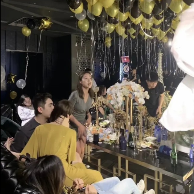 李佳琦和小助理付鹏用情侣头像了!网友猜其是