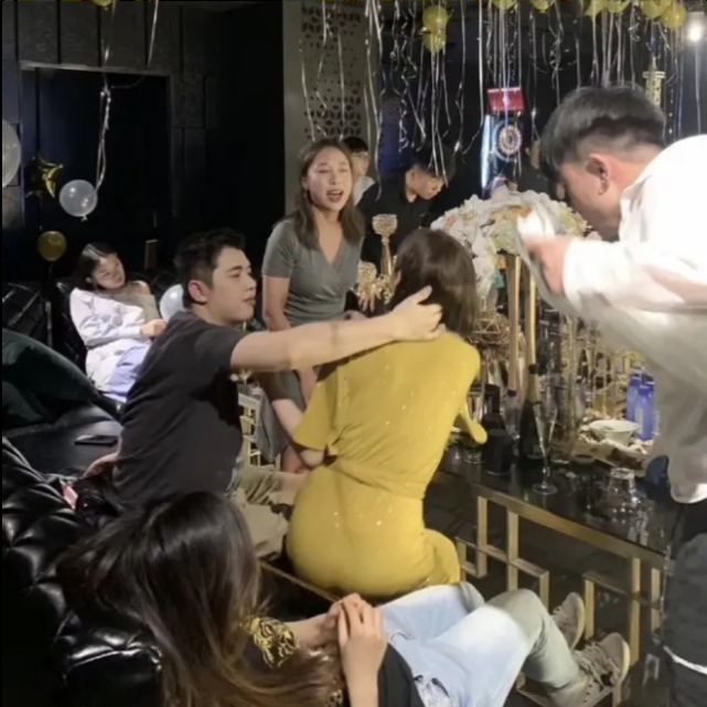 李佳琦和小助理付鹏用情侣头像了!网友猜其是