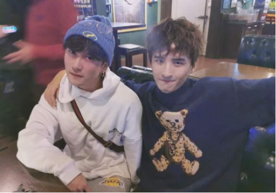 蒋劲夫健身撸铁被偶遇,萌妹助理全程跟拍陪伴