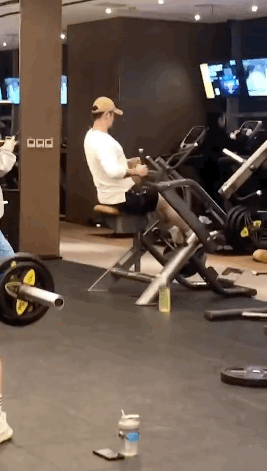 蒋劲夫健身撸铁被偶遇,萌妹助理全程跟拍陪伴