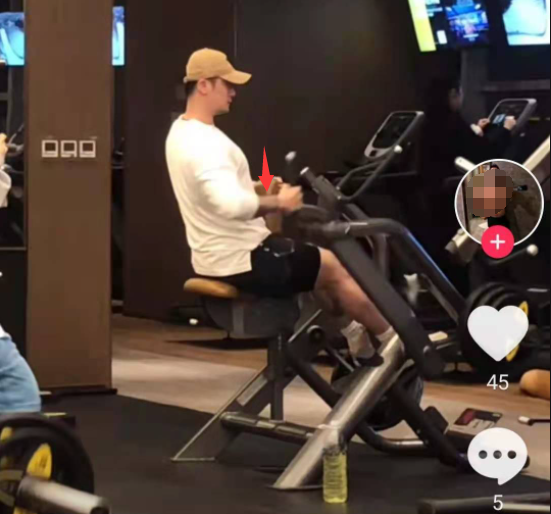 蒋劲夫健身撸铁被偶遇,萌妹助理全程跟拍陪伴