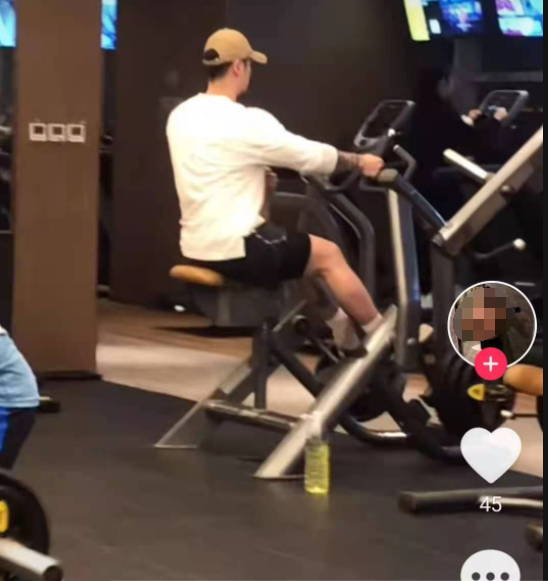 蒋劲夫健身撸铁被偶遇,萌妹助理全程跟拍陪伴