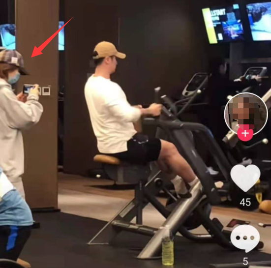 蒋劲夫健身撸铁被偶遇,萌妹助理全程跟拍陪伴