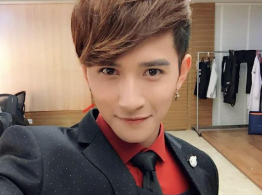 蒋劲夫健身撸铁被偶遇,萌妹助理全程跟拍陪伴