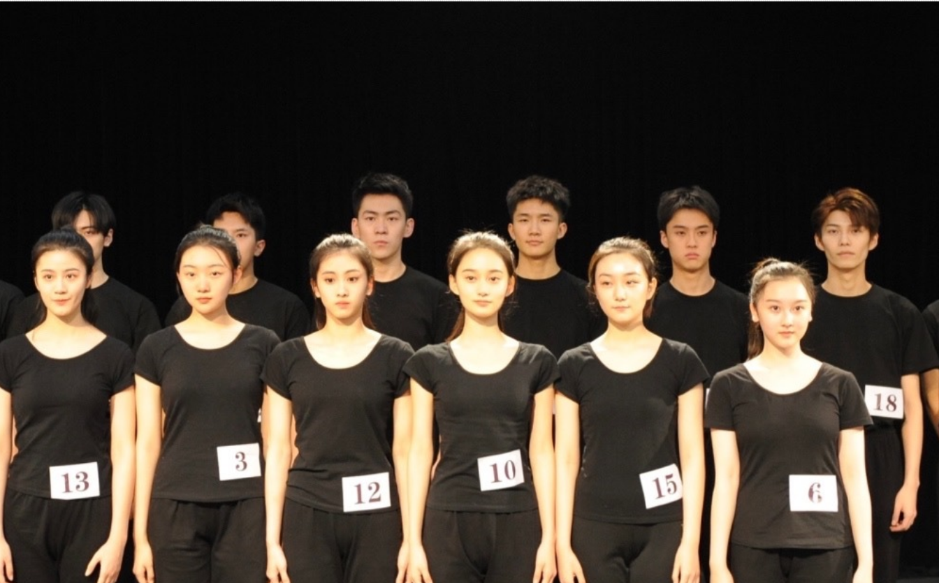 孙俪妹妹晒北电期末合影,众小花中不起眼,没