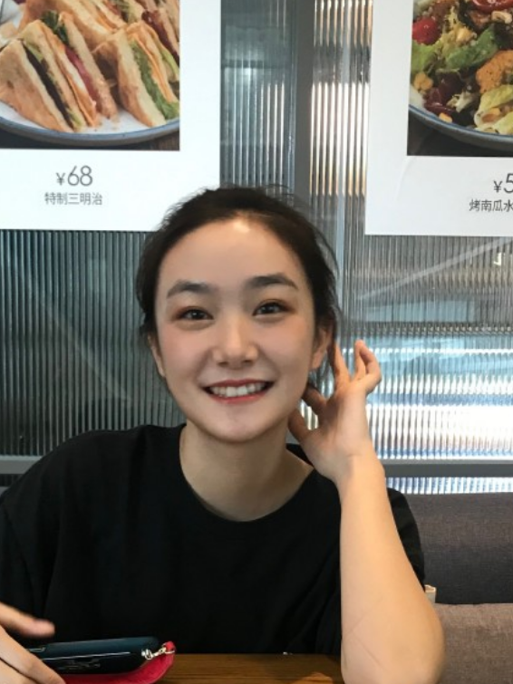 孙俪妹妹晒北电期末合影,众小花中不起眼,没