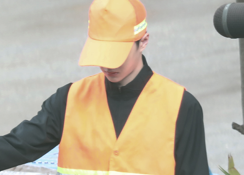 《冰雨火》气氛严肃,曝王一博发高烧生日当天