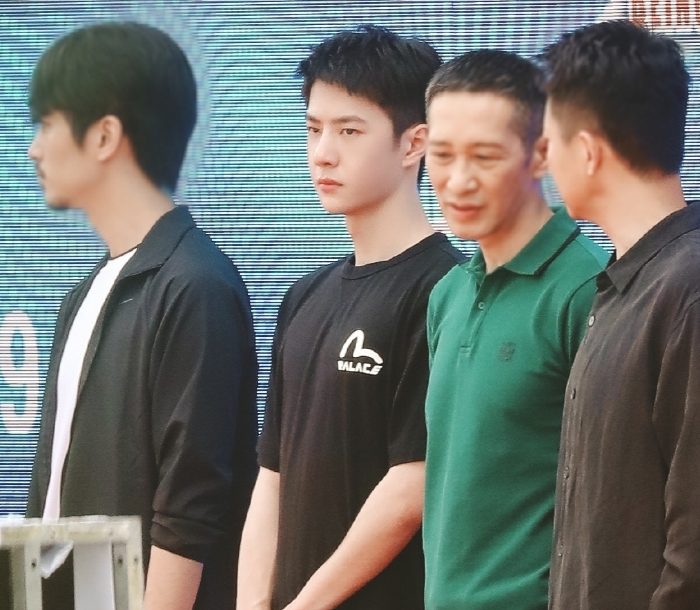 《冰雨火》气氛严肃,曝王一博发高烧生日当天