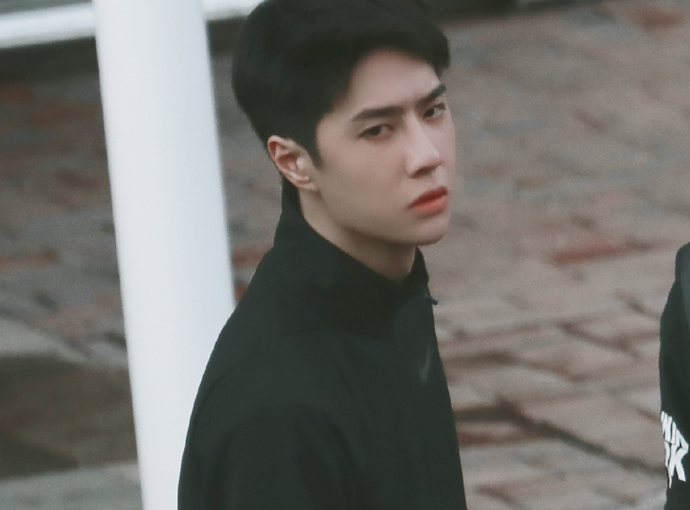 《冰雨火》气氛严肃,曝王一博发高烧生日当天