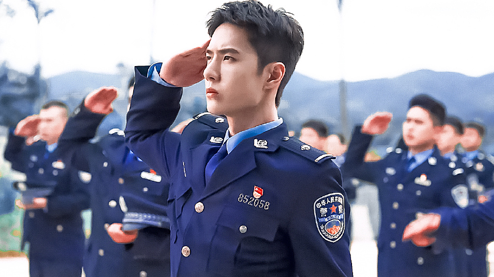 《冰雨火》气氛严肃,曝王一博发高烧生日当天