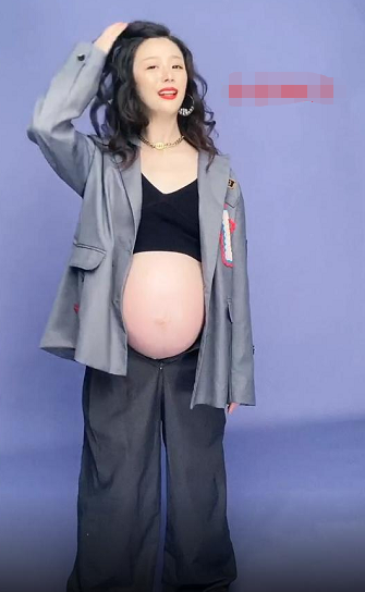 赵本山徒弟晒小12岁娇妻大孕肚,四肢纤细美艳,