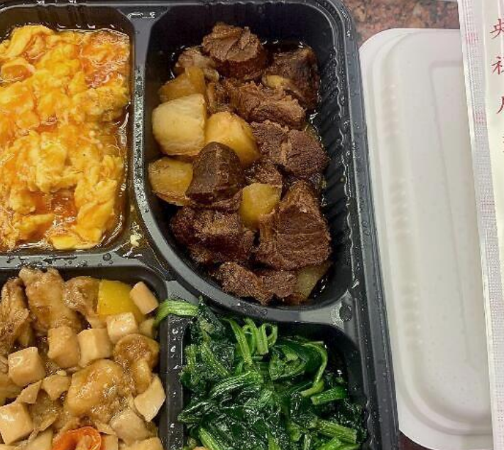 2021年央视春晚剧组伙食如何?盒饭曝光,倪妮张