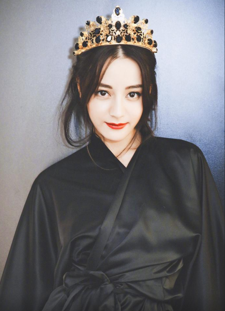 迪丽热巴新年丸子头造型,怀中抱大鲤鱼,评论