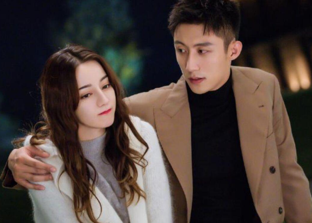 迪丽热巴新年丸子头造型,怀中抱大鲤鱼,评论