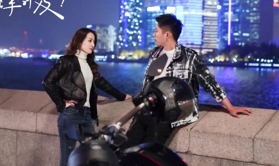 迪丽热巴新年丸子头造型,怀中抱大鲤鱼,评论