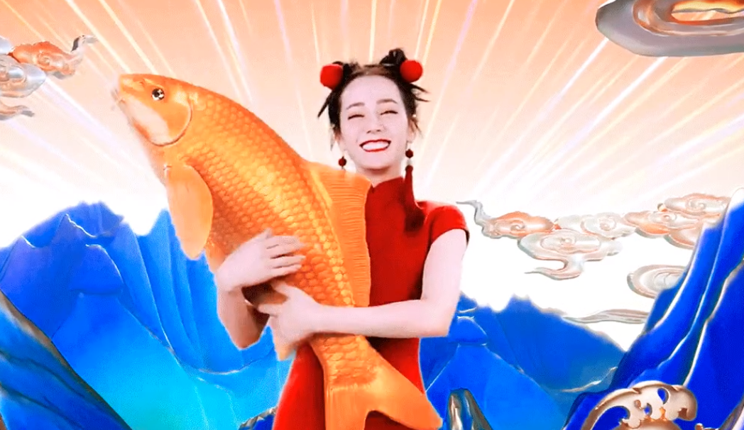 迪丽热巴新年丸子头造型,怀中抱大鲤鱼,评论