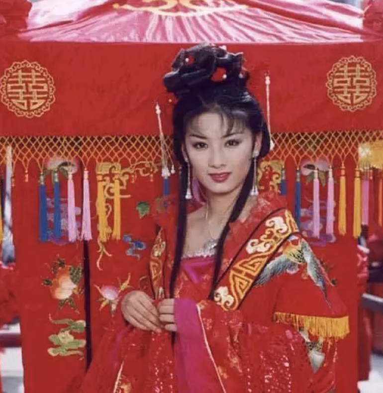 蔡少芬飚港普,黄奕晒秋裤,何洁自黑身材,中