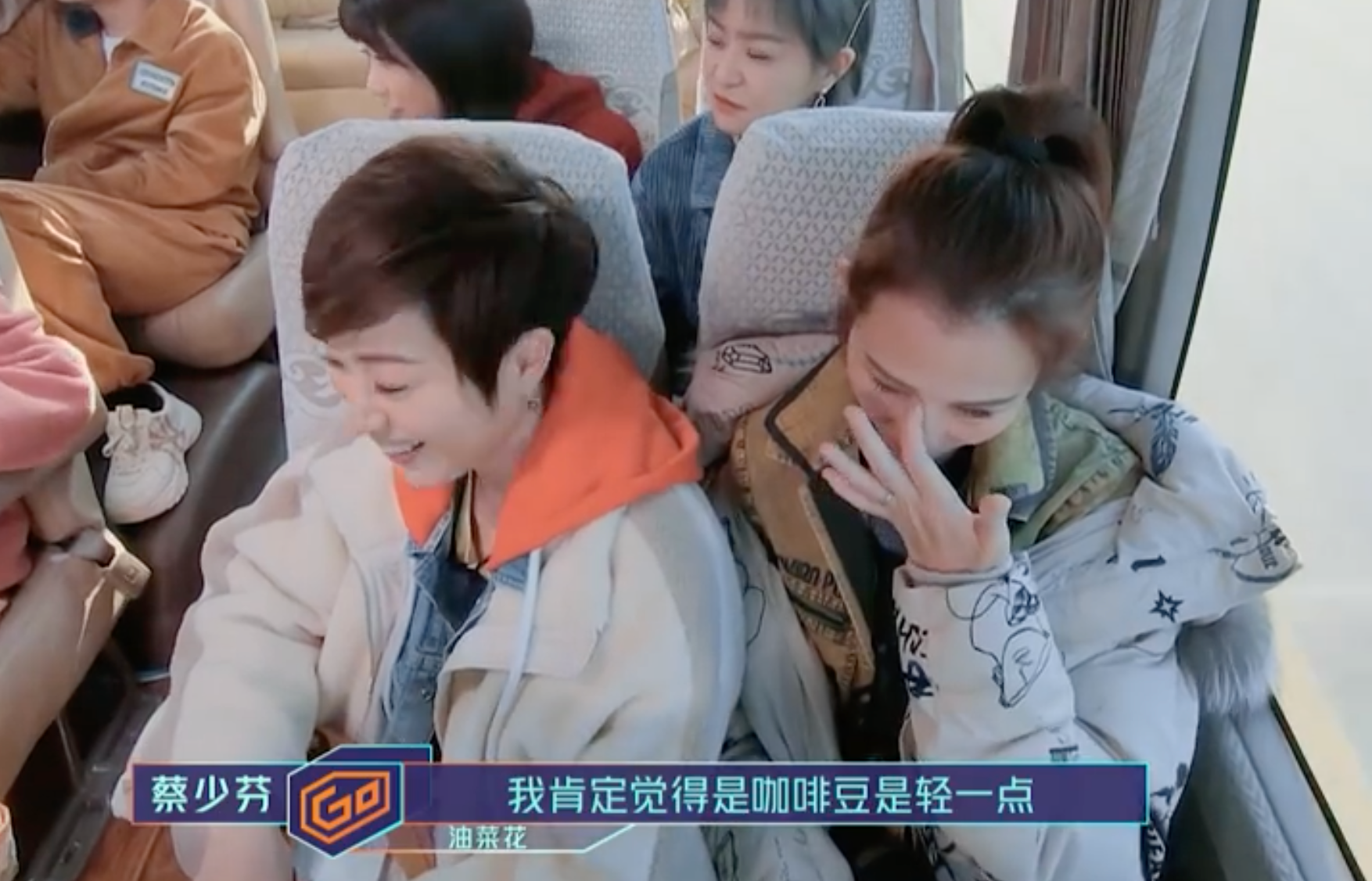 蔡少芬飚港普,黄奕晒秋裤,何洁自黑身材,中