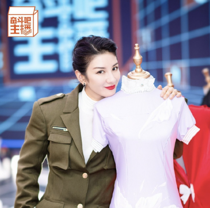 蔡少芬飚港普,黄奕晒秋裤,何洁自黑身材,中