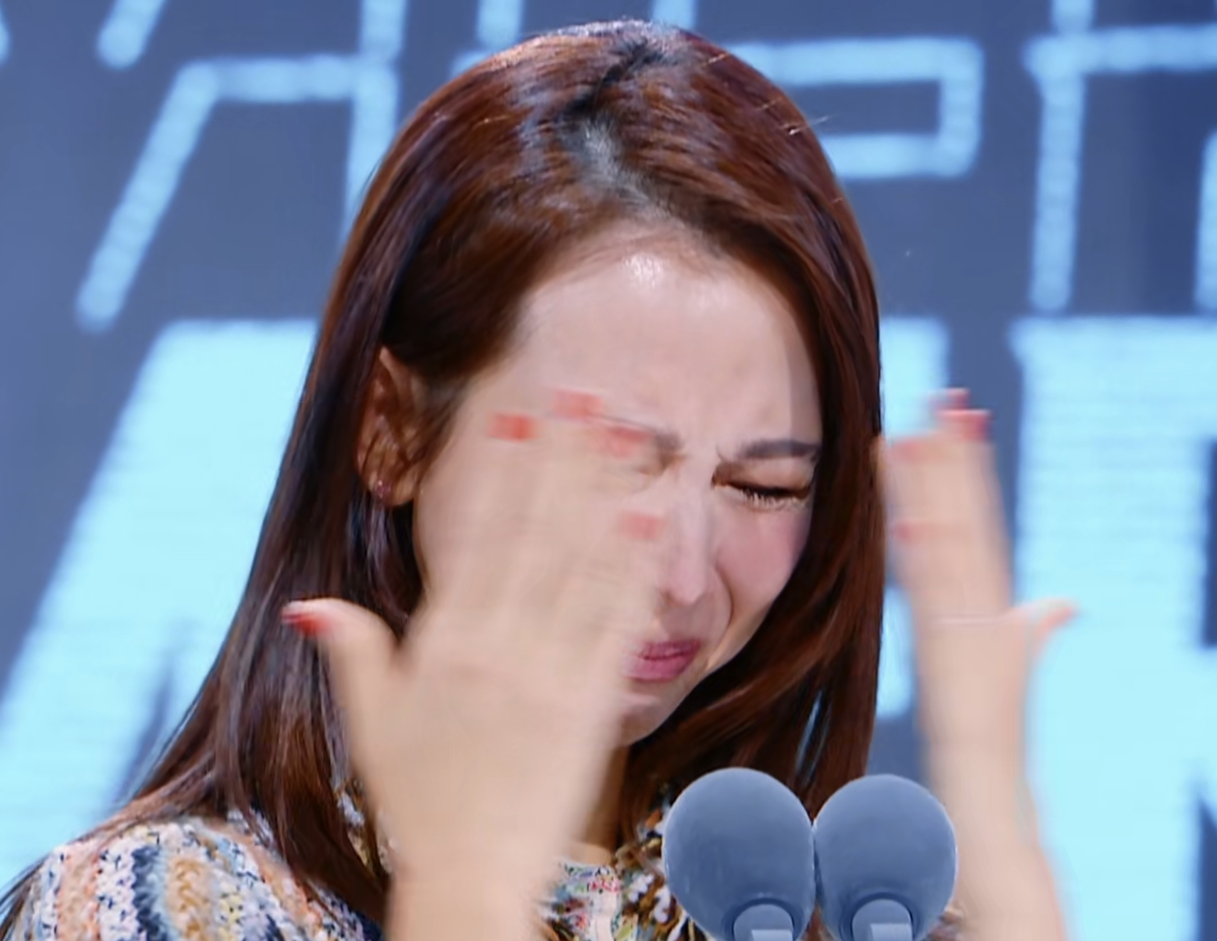 蔡少芬飚港普,黄奕晒秋裤,何洁自黑身材,中