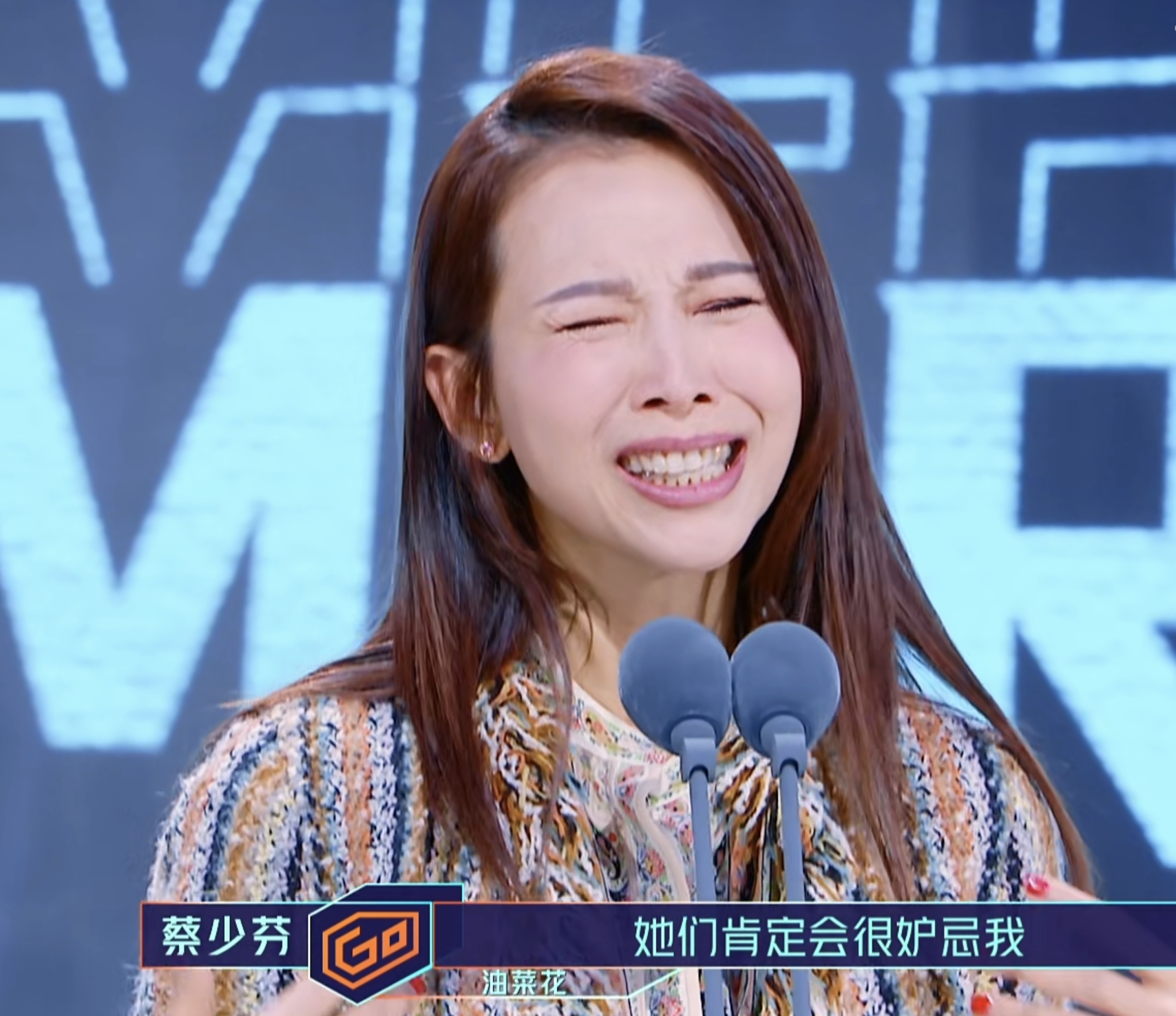 蔡少芬飚港普,黄奕晒秋裤,何洁自黑身材,中