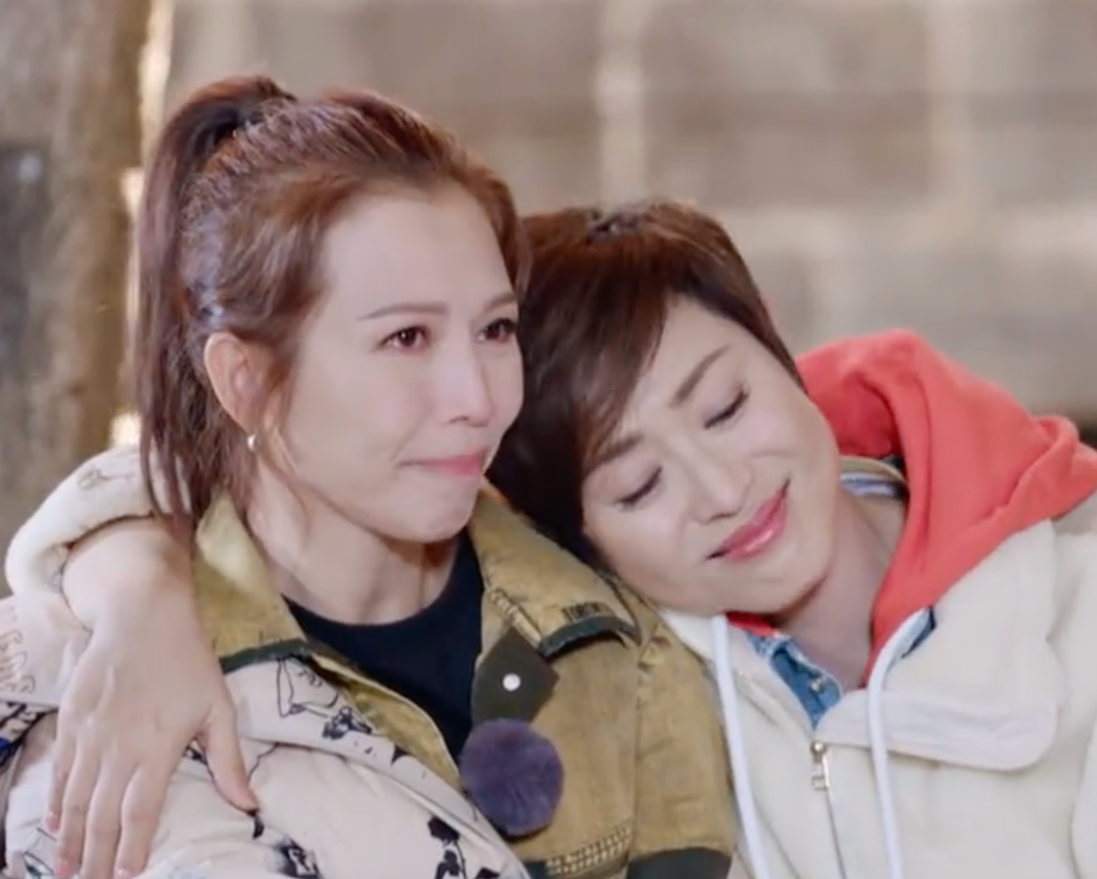 蔡少芬飚港普,黄奕晒秋裤,何洁自黑身材,中