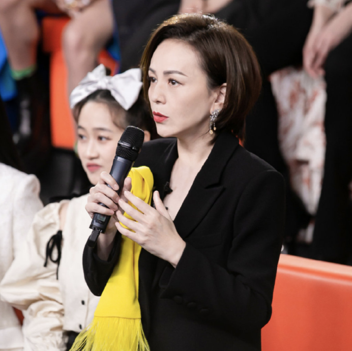 蔡少芬飚港普,黄奕晒秋裤,何洁自黑身材,中