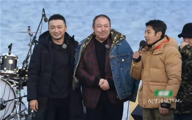 老艺术家上综艺,撒贝宁和尼格买提帮他披外套