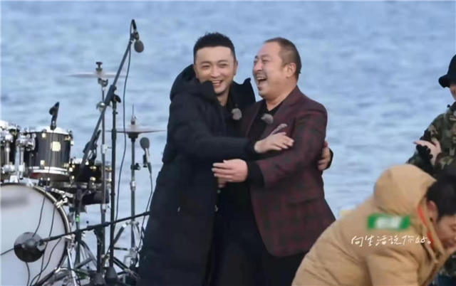 老艺术家上综艺,撒贝宁和尼格买提帮他披外套