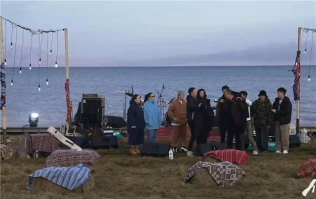 老艺术家上综艺,撒贝宁和尼格买提帮他披外套