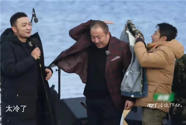 老艺术家上综艺,撒贝宁和尼格买提帮他披外套