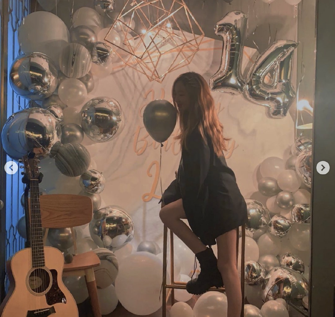 14岁李嫣穿露肩长裙,姿势撩人刻意凹性感,却瘦