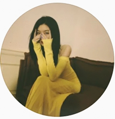 14岁李嫣穿露肩长裙,姿势撩人刻意凹性感,却瘦