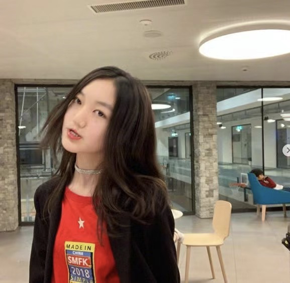 14岁李嫣穿露肩长裙,姿势撩人刻意凹性感,却瘦