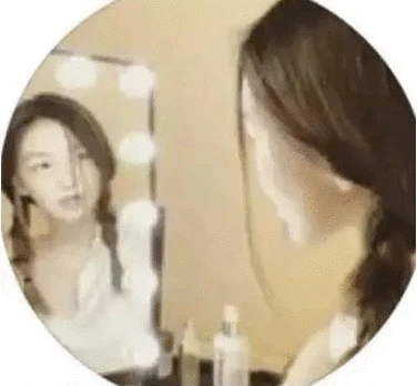 14岁李嫣穿露肩长裙,姿势撩人刻意凹性感,却瘦