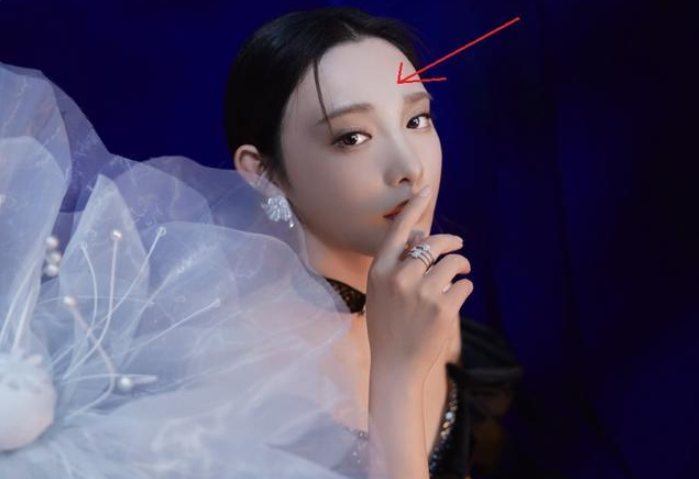 彭小苒新剧造型曝光,服装略拉胯,与朱正廷搭