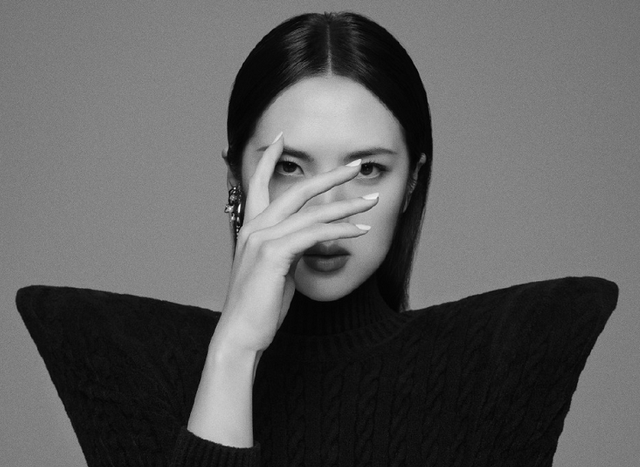 姚安娜公布出道纪录片,首次回应争议:为何都